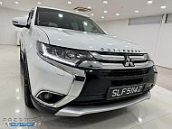 Mitsubishi Outlander 2.4 CVT 4WD Sunroof Facelift 2016 White Rear Entertainment